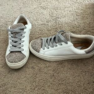 Universal thread star leopard sneakers
